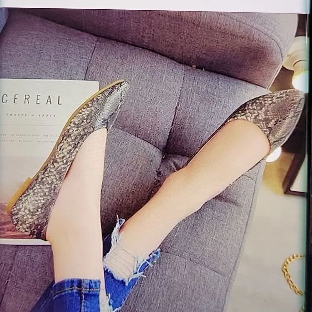 SOFIA  BY SOFIA VERGARA WOMEN"S GLOSSY FLAT SHOE